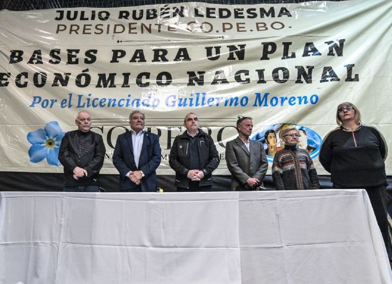 El presidente de la Corriente de Pensamiento Bonaerense (Co.Pe.Bo) Julio Rubén Ledesma, junto a Guillermo Moreno, el dirigente sindical de SOIVA Horacio Valdez y el referente local Néstor Troiano.