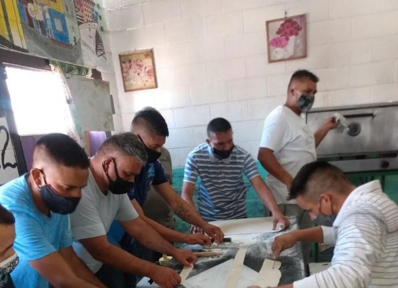 La experiencia laboral y solidaria fue protagonizada por privados de libertad de las Unidades 12 y 18 del Servicio Penitenciario Bonaerense. Asistieron al comedor El Chogüi de Los Hornos y al Centro de Participación La Casita de Gorina.