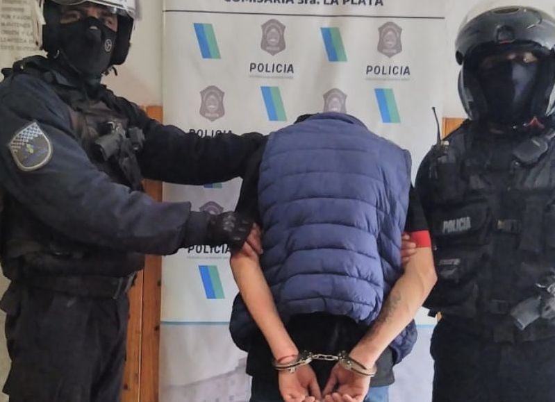 El atraco se produjo en el puesto de diarios de 79 entre 133 y 134 cuando el joven intimidó con un arma al diariero, un hombre de 41 años, y le sustrajo 20 pesos en monedas.