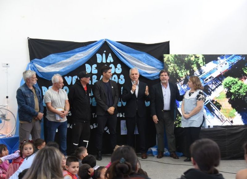 Participaron de un homenaje con la comunidad educativa, descubrieron una placa conmemorativa y resaltaron la importancia de la memoria en las aulas.
