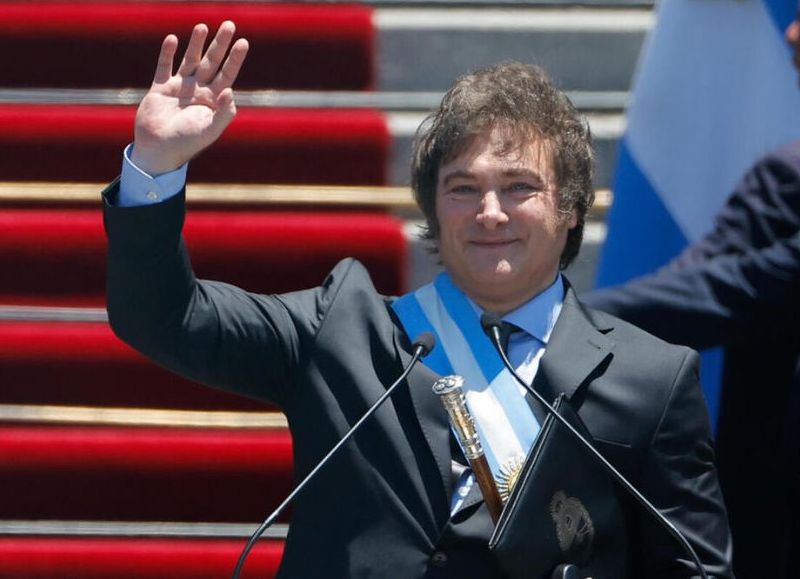 En agosto, el Banco Central registró una caída significativa de reservas, desafiando las promesas del ministro Caputo y complicando las negociaciones con el FMI, mientras el gobierno enfrenta la crítica situación económica.