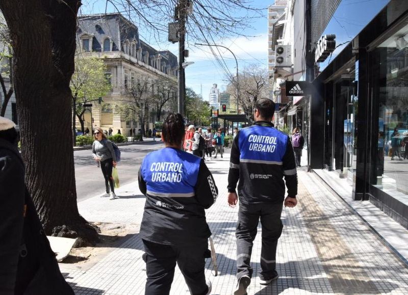 Las patrullas realizaron recorridos dinámicos por cada una de las áreas para impedir la colocación de puestos, instando, en primera instancia, a los vendedores a no instalarse.