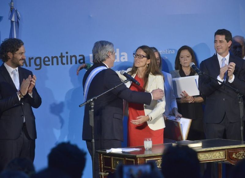 Tras la inesperada salida de la ministra de Mujeres, Elizabeth Gómez Alcorta, que renunció al Gobierno con fuertes críticas contra el operativo ordenado por su par de Seguridad, Aníbal Fernández.