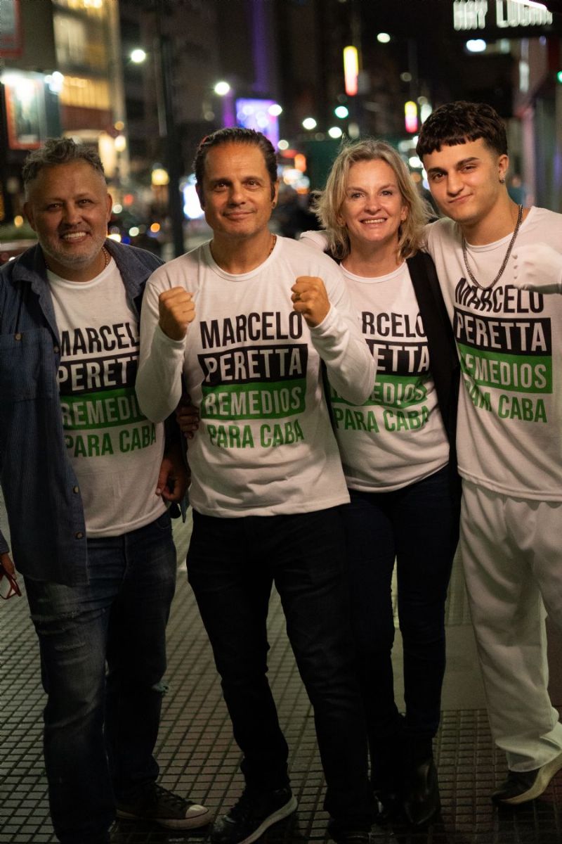 Marcelo Peretta lanzó oficialmente su campaña a diputado de la Ciudad con un acto repleto de asistentes y militantes en el Teatro Multiescena del barrio San Nicolás junto a los principales candidatos de su espacio político.