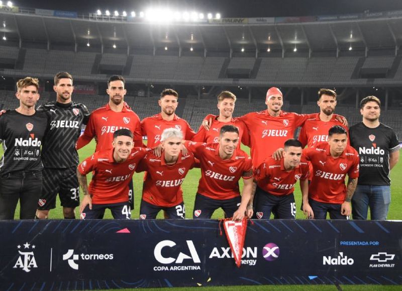 En Córdoba, el Rojo festejó por 3-0 con goles de Santiago Montiel, Santiago López y Diego Tarzia ante el Tomba, por los octavos de final. Vélez será su próximo escollo.