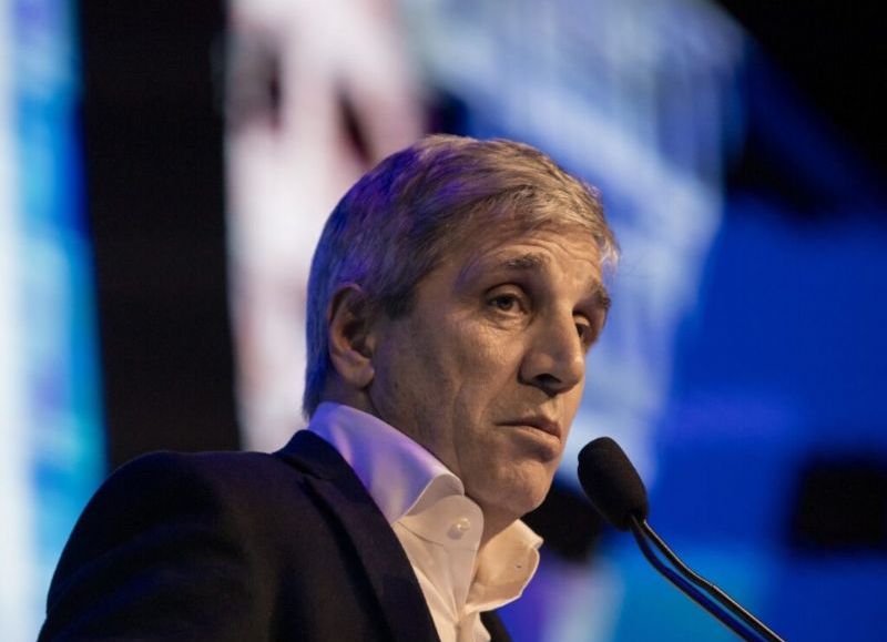Luis Caputo celebra compras del BCRA mientras las reservas caen 559 millones por pagos de deuda, alcanzando su nivel más bajo desde abril.