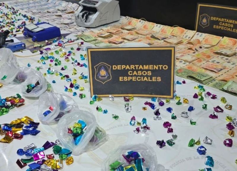 Parte de la droga secuestrada durante el operativo, que incluía pasta base y cocaína fraccionada.