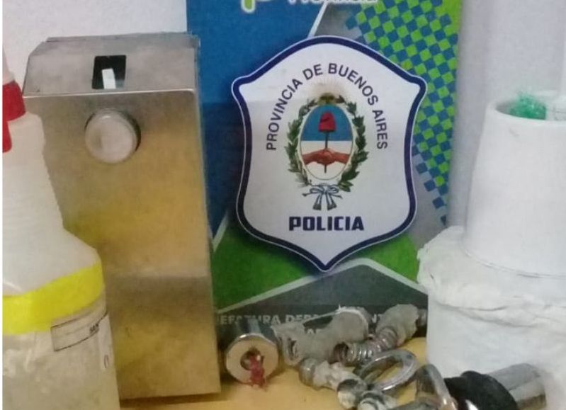 Un adolescente de 17 años fue detenido en las últimas horas en un local gastronómico del centro platense cuando intentó robar elementos de higiene del sanitario, informaron fuentes policiales.