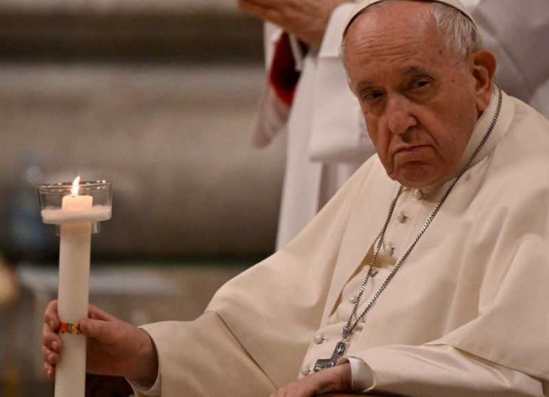 El Papa Francisco condenó en una entrevista publicada este martes la "brutalidad y ferocidad" de la guerra que enfrenta a Rusia y Ucrania desde el pasado 24 de febrero, recordó el papel del comercio mundial de armas en su desarrollo.