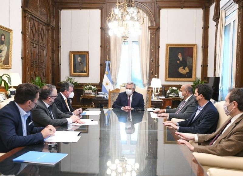 El presidente Alberto Fernández encabezó en su despacho de la Casa Rosada la firma de una carta de intención entre el Estado nacional y la empresa Aluar.