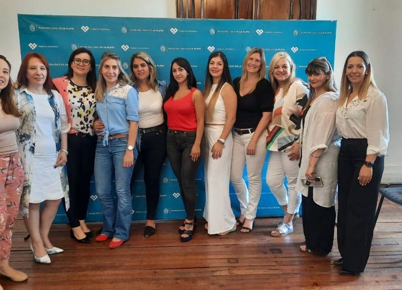 La vicepresidenta del Concejo Deliberante de la ciudad de La Plata, Romina Marascio, estuvo en el Salón Blanco de la Municipalidad, junto a las efectivas policiales que han sufrido de todo tipo de violencia, Nadia Ibarra, Cintia Olas.