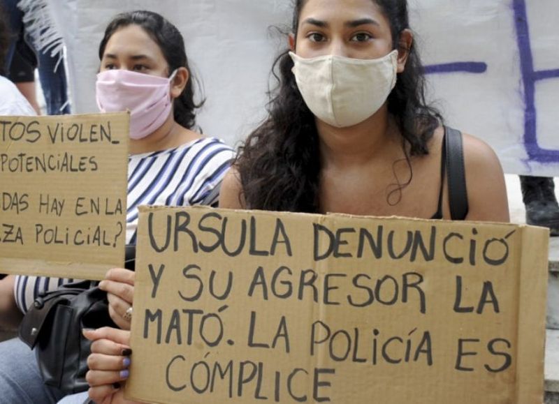 Tras conocerse la sentencia, Patricia, madre de Úrsula Bahillo, gritó en plena sala de audiencia: "Volá alto hija mía, volá alto hija. Que se pudra en la cárcel".