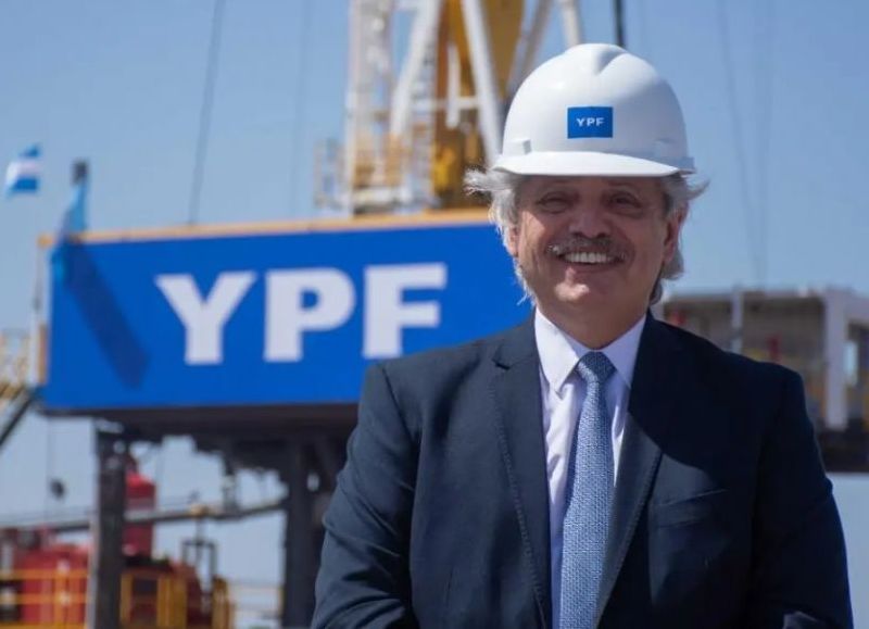 El presidente Alberto Fernández, junto al titular de YPF, Pablo González, encabeza el anuncio de la alianza entre YPF y la petrolera malaya Petronas para la Industrialización del Gas No Convencional.
