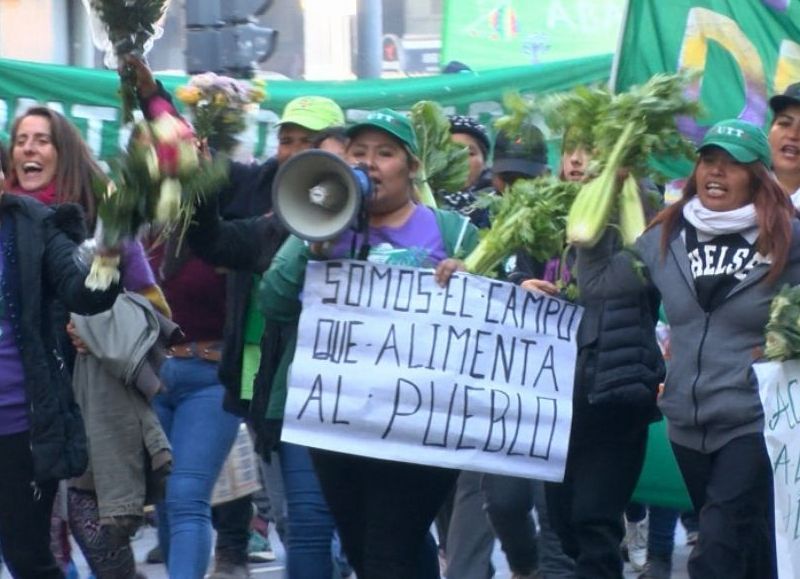 Dirigentes y militantes de la Unión de Trabajadores de la Tierra (UTT) se concentraron cerca de las 11 en la esquina de las avenidas de Mayo y 9 de Julio en el marco de la realización de un nuevo "verdurazo".