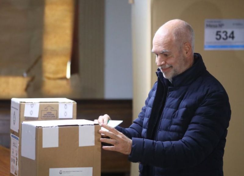 El jefe de gobierno porteño y precandidato a presidente de JxC, Horacio Rodríguez Larreta emitiendo su voto.