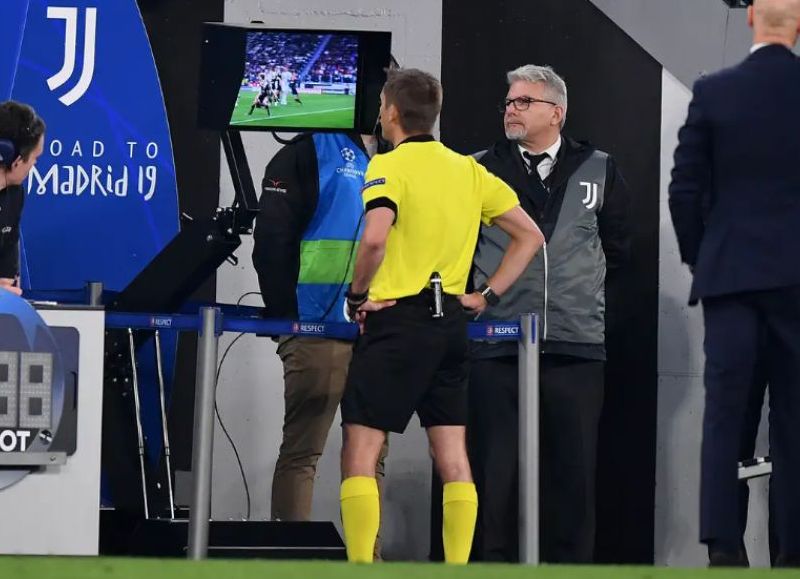 Los dirigentes de la Premier League de Inglaterra quieren que las conversaciones entre los árbitros y el sistema de video arbitraje (VAR) se hagan públicas después de cada partido, para la temporada 2022/2023 que se iniciará el próximo viernes.