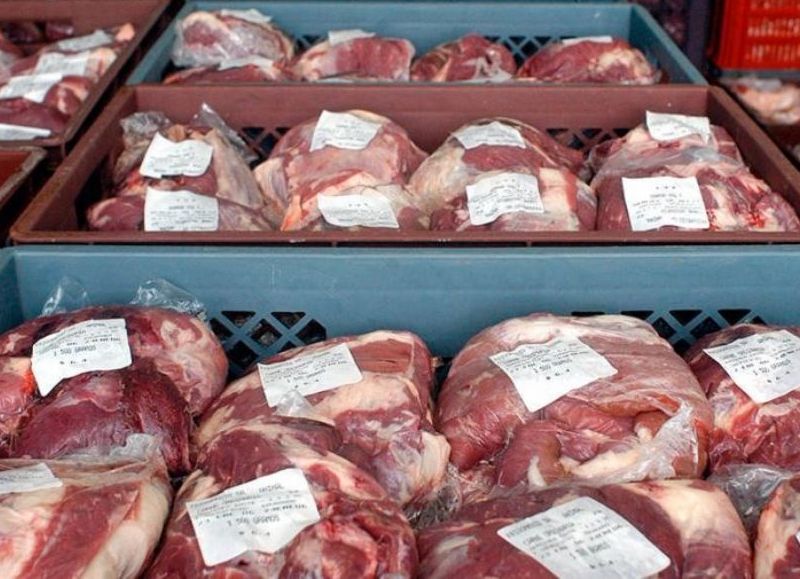 Las exportaciones de carne vacuna cerraron el primer semestre del año con récord en volumen e ingreso de divisas, las cuales saltaron 39,4 por ciento hasta los 1.750 millones de dólares, informó la Bolsa de Comercio de Rosario (BCR).