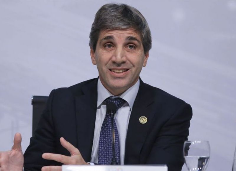 Wall Street le suelta la mano a Luis Caputo y recomienda salir de bonos argentinos