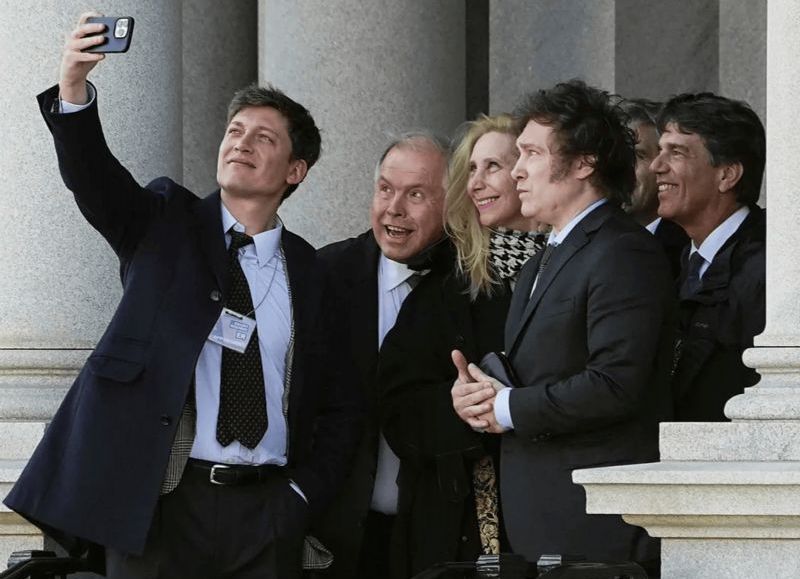 El asesor presidencial "estrella" Santiago Caputo haciendo una selfie con parte del Gabinete libertario.