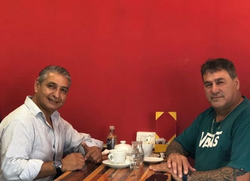 En varios municipios dio algunas palabras Sergio Cuello.