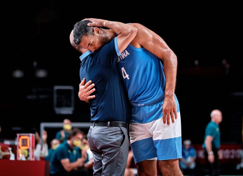 El abrazo entre Luis Scola y Sergio Hernández, director técnico de la selección de básquet.