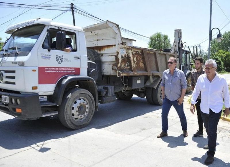 El intendente Julio Zamora junto a su secretario general de Obras y Servicios Públicos.