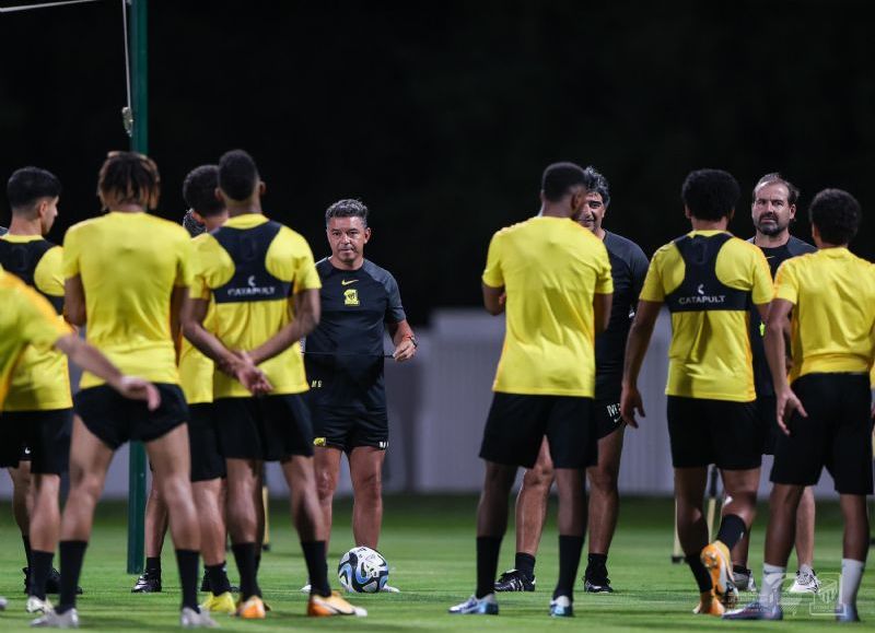 El equipo del Muñeco, que no seguiría la próxima temporada, pero aún no pudo resolver su salida, aplastó 4-1 a Damac de local y se ilusiona con clasificar a la AFC Champions League Two.
