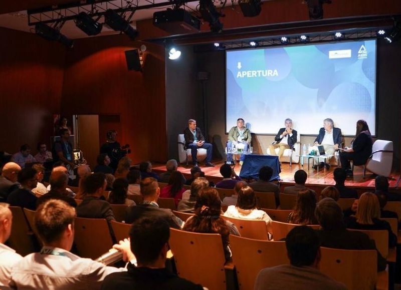 El evento también se transmitió por streaming para toda latinoamérica y estuvo moderado por la reconocida periodista Carola Urdangarin.