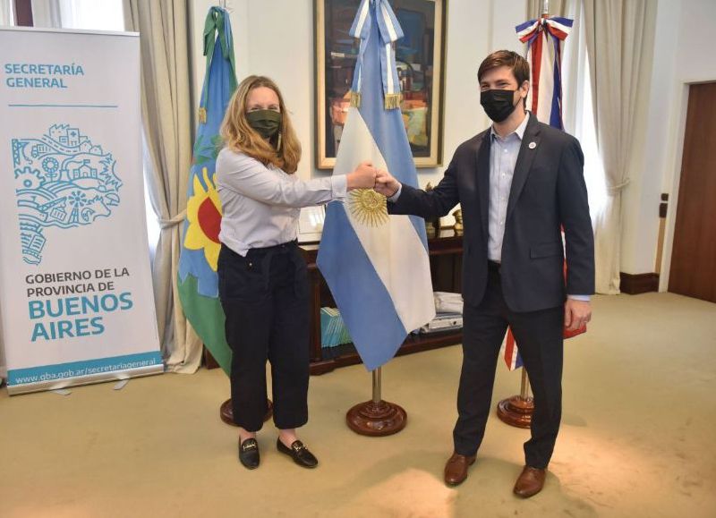 El secretario general bonaerense, Federico Thea, recibió a la embajadora del Reino Unido en Argentina, Kirsty Hayes.