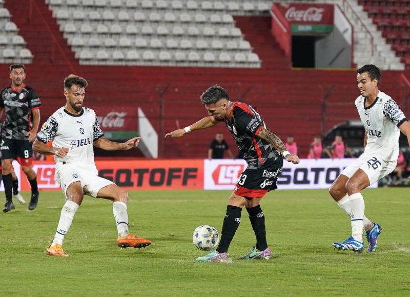 El Rojo igualó 2-2 con el Guapo, por la fecha 9 de la Copa de la Liga. En medio de un partido con una roja y dos penales no analizados por el VAR, los dirigidos por Carlos Tevez comparten la punta con Instituto.