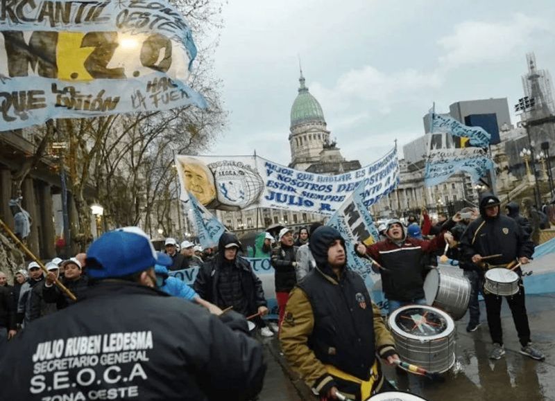 Una de las manifestaciones frente el Congreso de la Nación con la presencia del Sindicato de Empleados de Comercio y Afines (SEOCA) Zona Oeste.