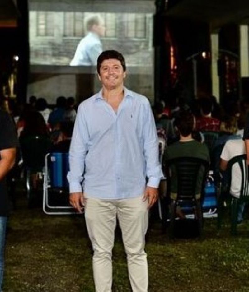 Martiniano Ferrer decidió que se va a organizar en el Parque Saavedra en un lugar donde juegan niños y existe una biblioteca popular, casi enfrente del Hospital de Niños.