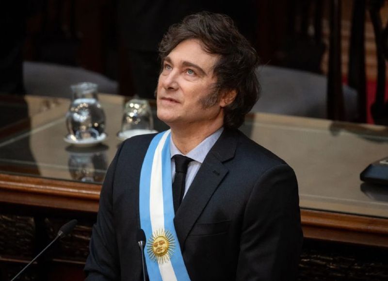 El presidente apeló a la inteligencia artificial y al marketing cinematográfico para respaldar a su candidato en la Ciudad, ignorando la crisis que golpea a millones de argentinos.