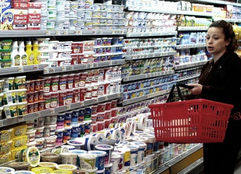 La ministra de Economía, Silvina Batakis, firmó este jueves un acuerdo con empresas productoras de lácteos y supermercados para la incorporación de 120 productos de ese rubro a la canasta de Precios Cuidados.