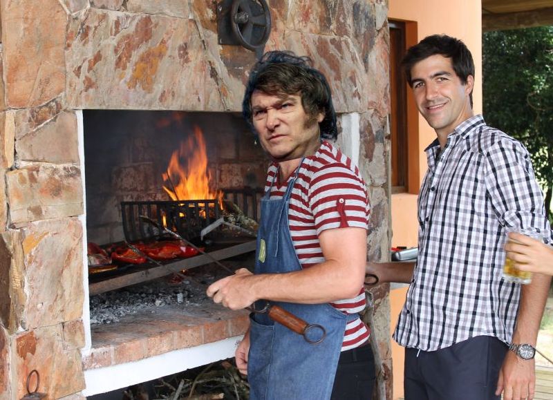 Los diputados que respaldaron el veto a la movilidad jubilatoria, incluidos miembros de La Libertad Avanza y el PRO, asistirán a un asado en Olivos, cuyo costo será pagado por cada invitado, según informó el vocero Manuel Adorni.