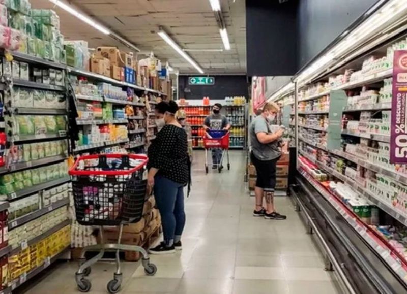 La recesión económica se agrava con una histórica baja en el consumo, que afecta especialmente a supermercados del interior y sectores como bebidas y productos de higiene, evidenciando el impacto de las políticas del Gobierno.