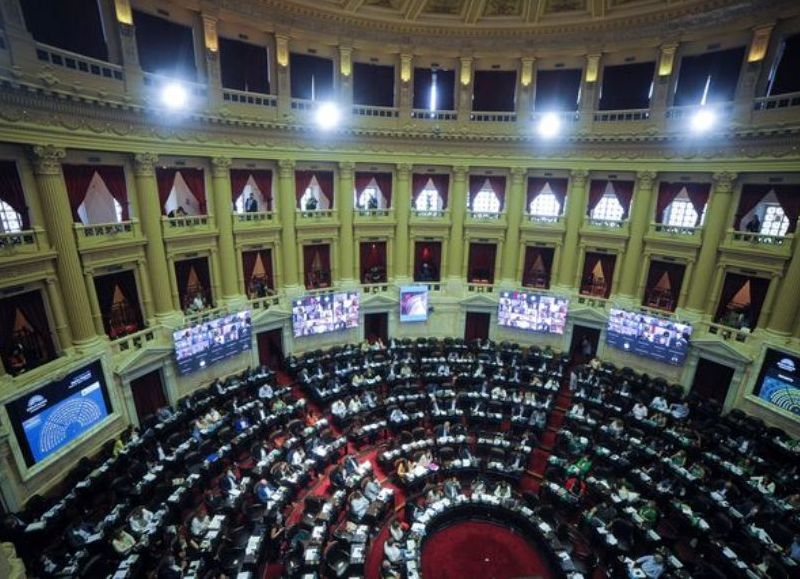 Si bien la sesión había sido convocada para las 11, en la reunión de Labor Parlamentaria encabezada por el presidente del cuerpo, Sergio Massa, se acordó comenzar el plenario a las 12.