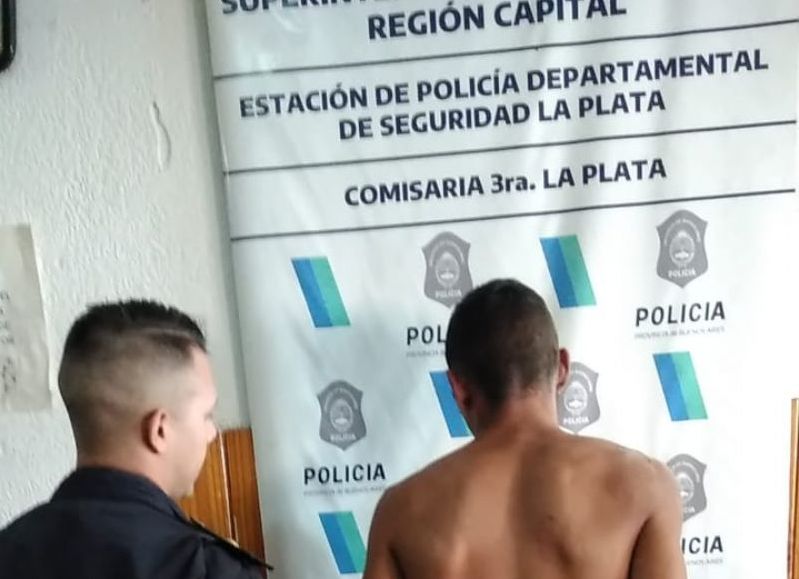 Un joven de 23 años fue detenido luego de que armado con una botella de vidrio rota intimidara al dueño de un comercio y se alzara con la recaudación y una garrafa, informaron fuentes policiales.