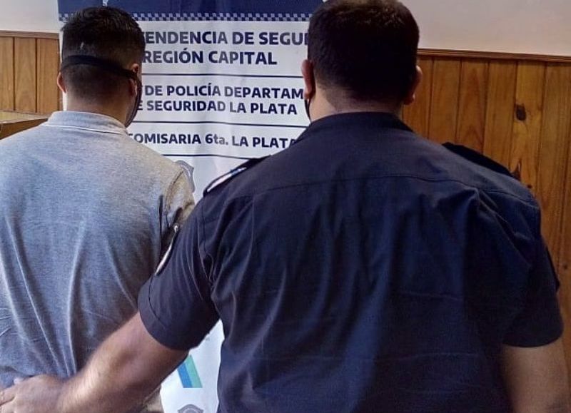 Un vendedor ambulante de 27 años, oriundo de Florencio Varela, fue detenido en Tolosa cuando al ser identificado se detectó que era un prófugo de la justicia, informaron fuentes policiales.