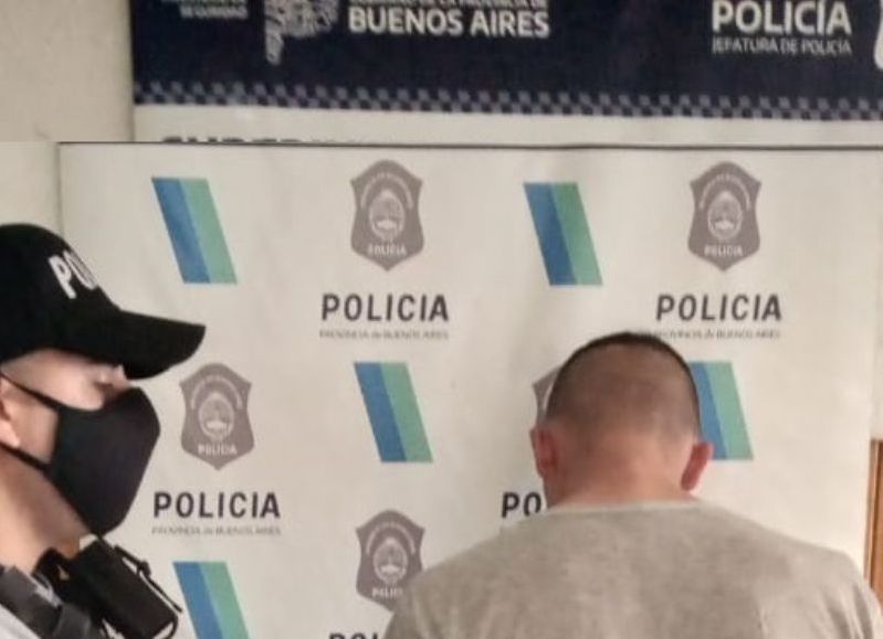 Dos hermanos de 42 y 28 años fueron detenidos en Los Hornos acusados de violar una restricción perimetral, amenazar y provocar una fractura a la ex pareja de uno de ellos.