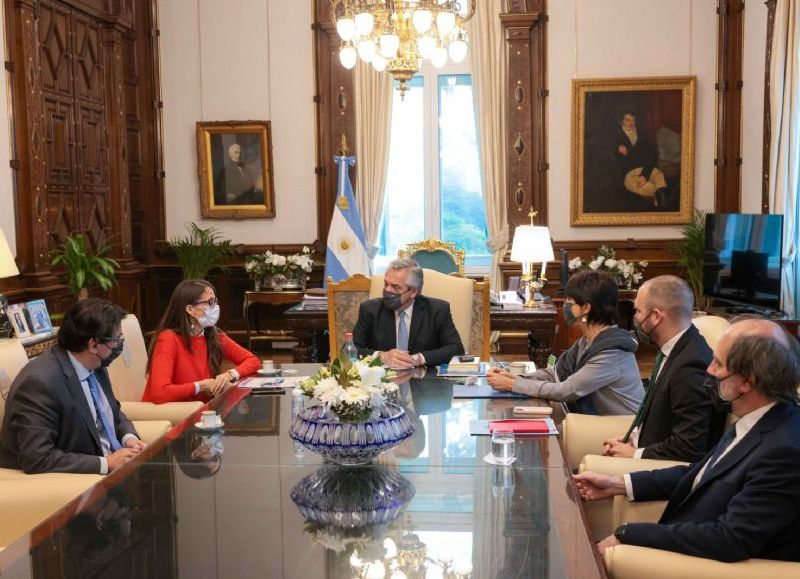 Alberto Fernández junto a la ministra de Mujeres, Géneros y Diversidad, Elizabeth Gómez Alcorta; los ministros de Economía, Martín Guzmán y de Trabajo, Claudio Moroni.