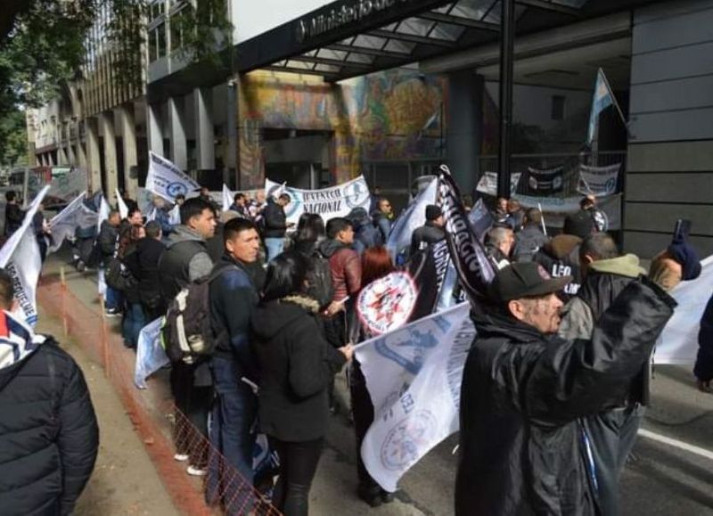 Leónidas Requelme, referente de la agrupación Juan Manuel de Rosas de la Unión Personal de Seguridad de la República Argentina (UPSRA), resaltó que cientos de compañeros se movilizaron al Ministerio de Trabajo.