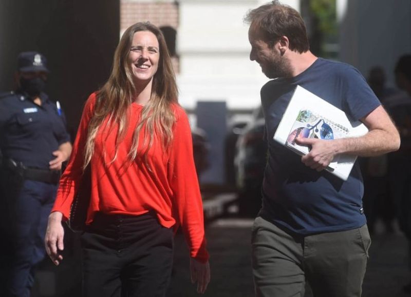 La secretaria General Agustina Vila y el ministro de Economía bonaerense, Pablo López.