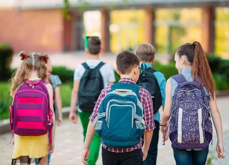 "En relación con el diseño, se recomienda que los niños utilicen una mochila que se adapte a sus condiciones físicas", señaló la institución colegiada.