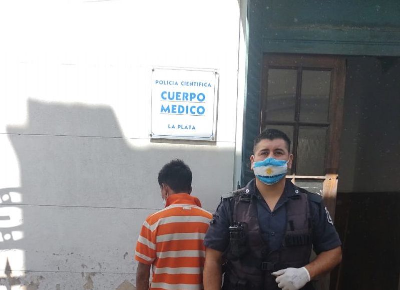 Un joven de 19 años fue detenido en el barrio de Altos de San Lorenzo acusado de robar una moto en Los Hornos.