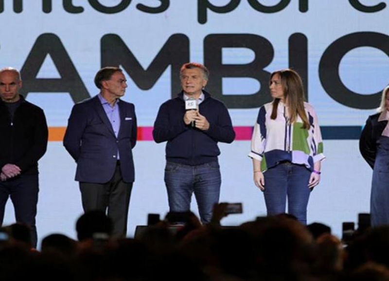 Mauricio Macri y los dirigentes que lo acompañan.
