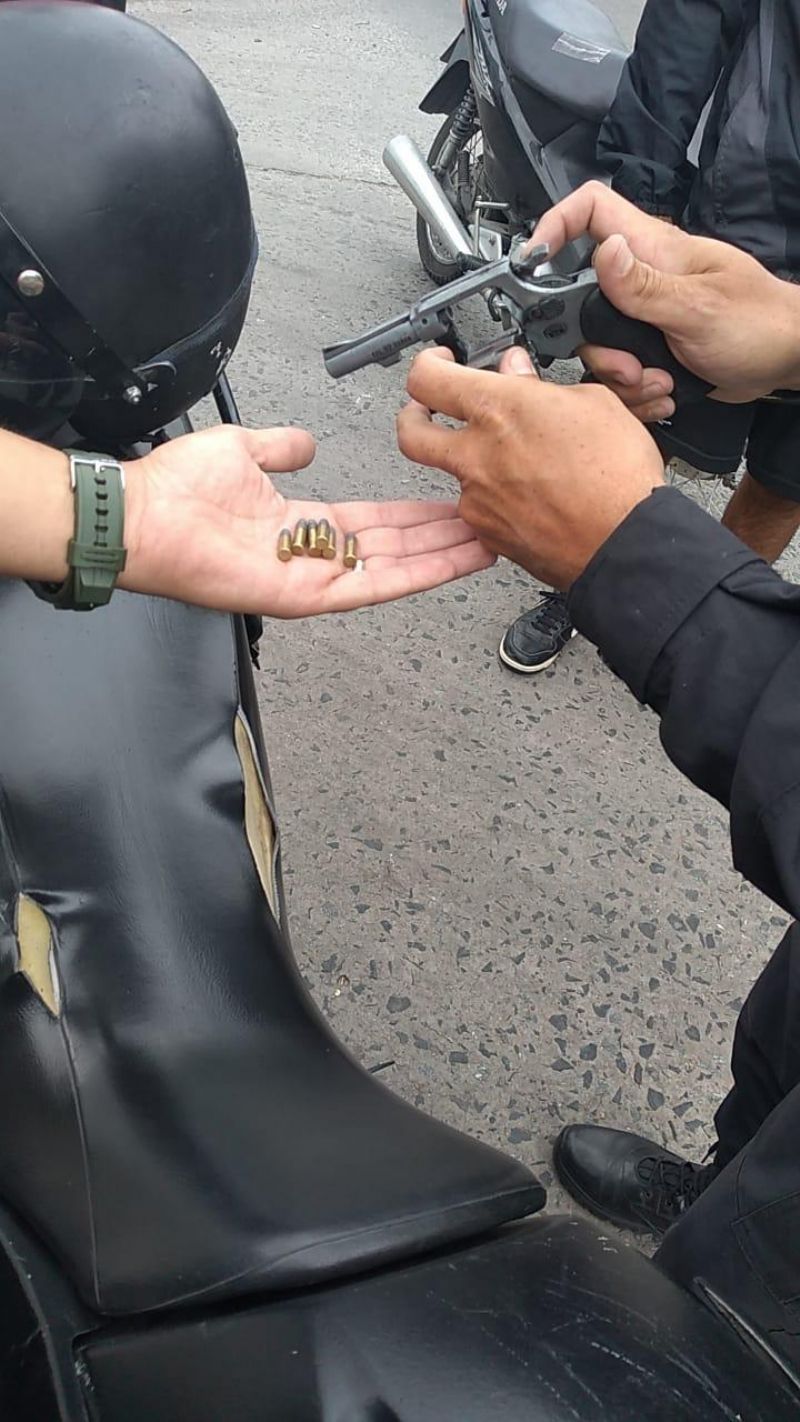 Las autoridades secuestraron un revólver Pehuén calibre 22 con municiones.