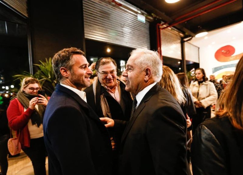 El intendente Federico Achaval en un acto, mientras de fondo se puede vislumbrar a su amigo cercano Emilio La Greca con una bufanda.