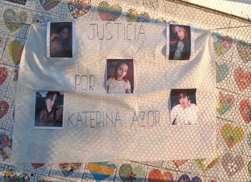 Carteles de manifestación para pedir justicia por Katerina Azor.