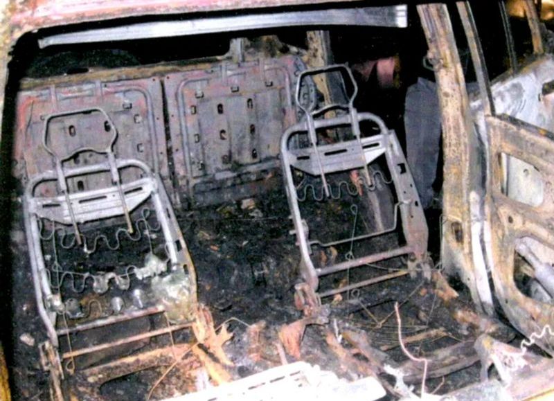 La camioneta Grand Vitara roja de Ferrón, incendiada tras el triple crimen y hallada en la calle Galicia al 2800, en el barrio porteño de Villa Santa Rita.